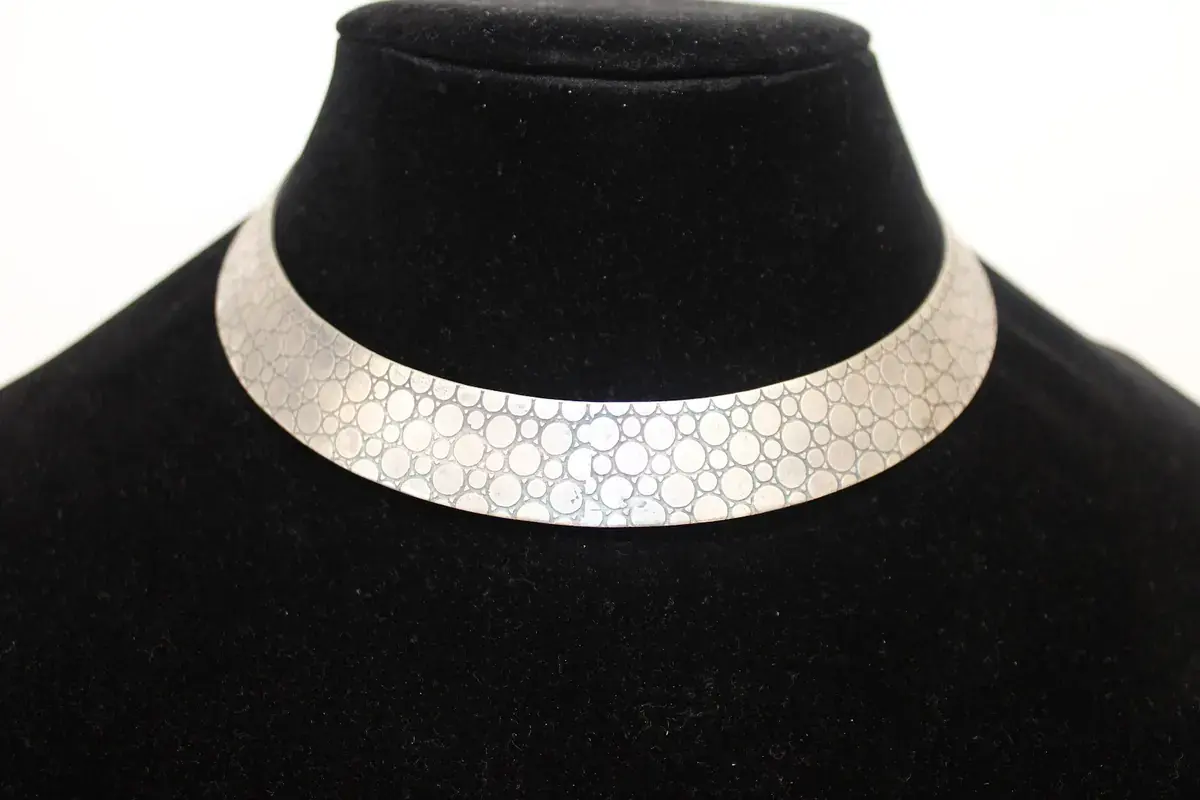Circle Pattern Collar Cuff