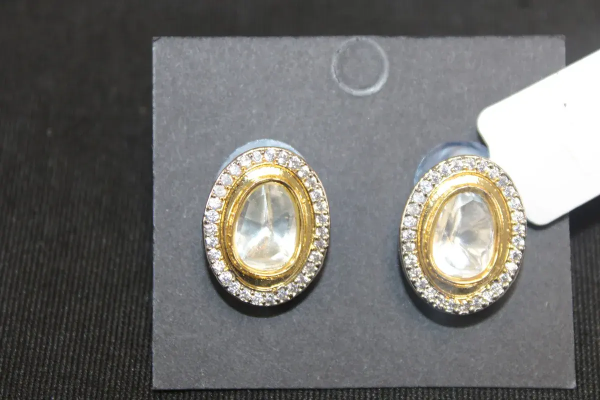 Oval Kundan Halo Studs